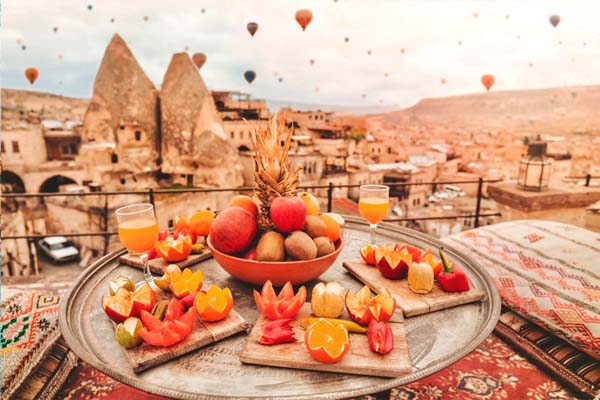 Kappadókia Törökországban, gyümölcsasztal a teraszon reggelihez